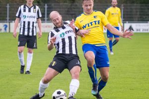 FC Medemblik-verdediger Devin de Winter links is in duel met Aidan Wijker van LSVV FC Medemblik-verdediger Devin de Winter links is in duel met Aidan Wijker van LSVV